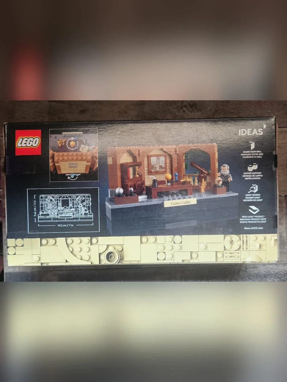 LEGO Galileo Galilei Tribute Set - Picture 2 of 2